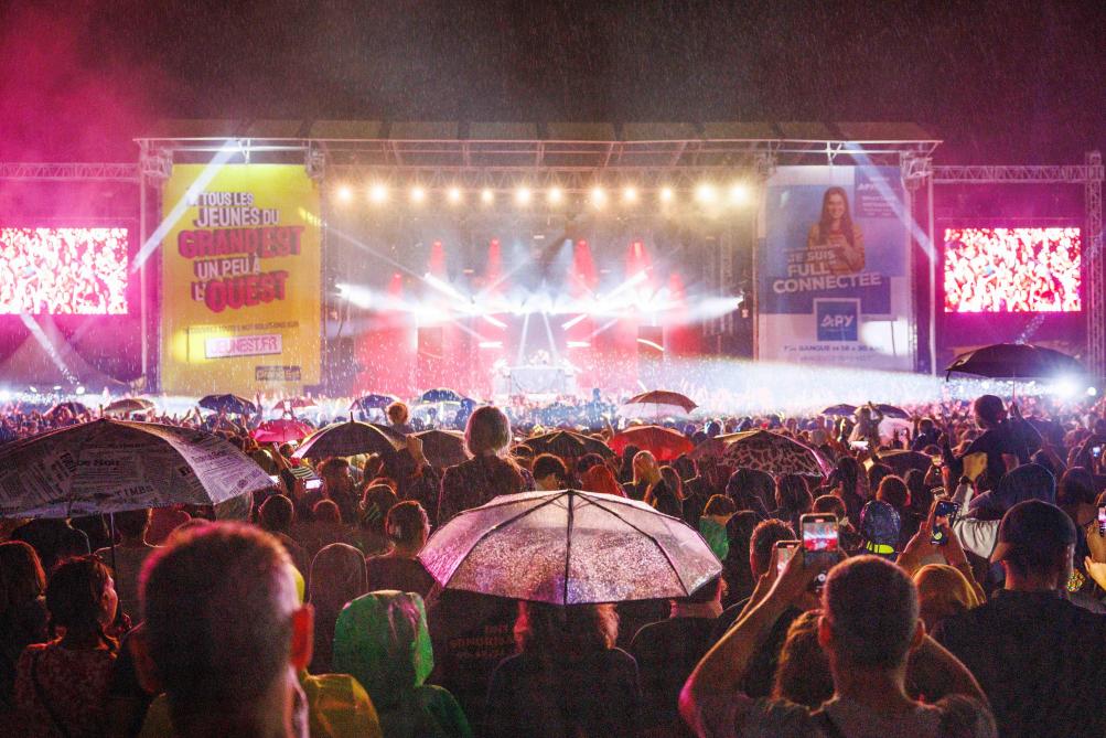 Carrefour de stars Sous la pluie des sourires